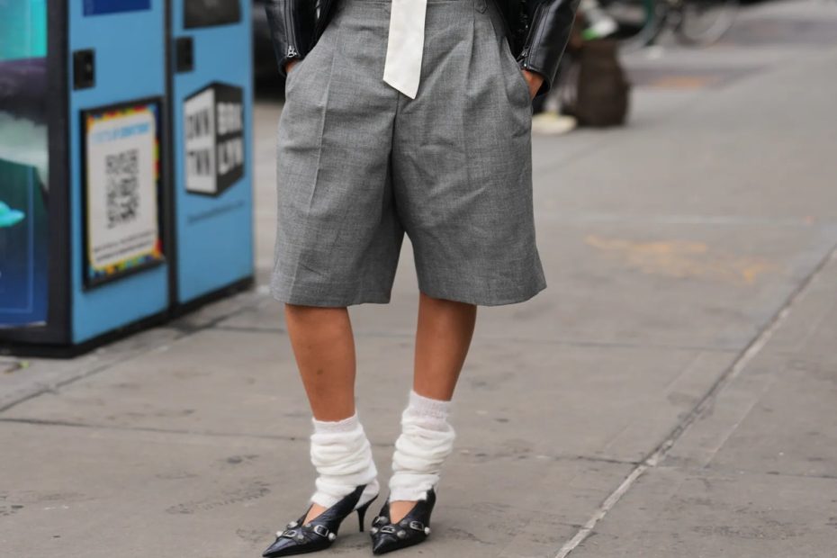 Questi eleganti pantaloni a zampa di elefante con piega, lunghi fino al ginocchio, sono il capo perfetto per la città nell'estate del 2026